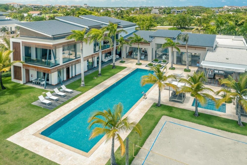 Majestic Villa With 5BR and Jacuzzi in Cap Cana view 3
