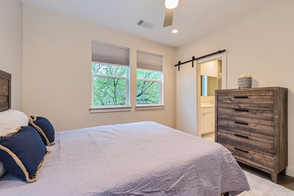 Off The Hook Austin + Chic 2Br Retreat + Firepit view 3