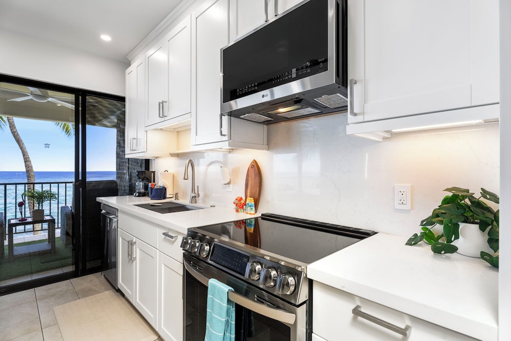 Oceanfront Elegance 2BR w/ Panoramic Views, Pool, Lanai + Concierge - Vrkcv