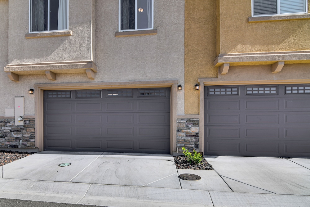 16 Mi to Lake Tahoe: Carson City Townhome