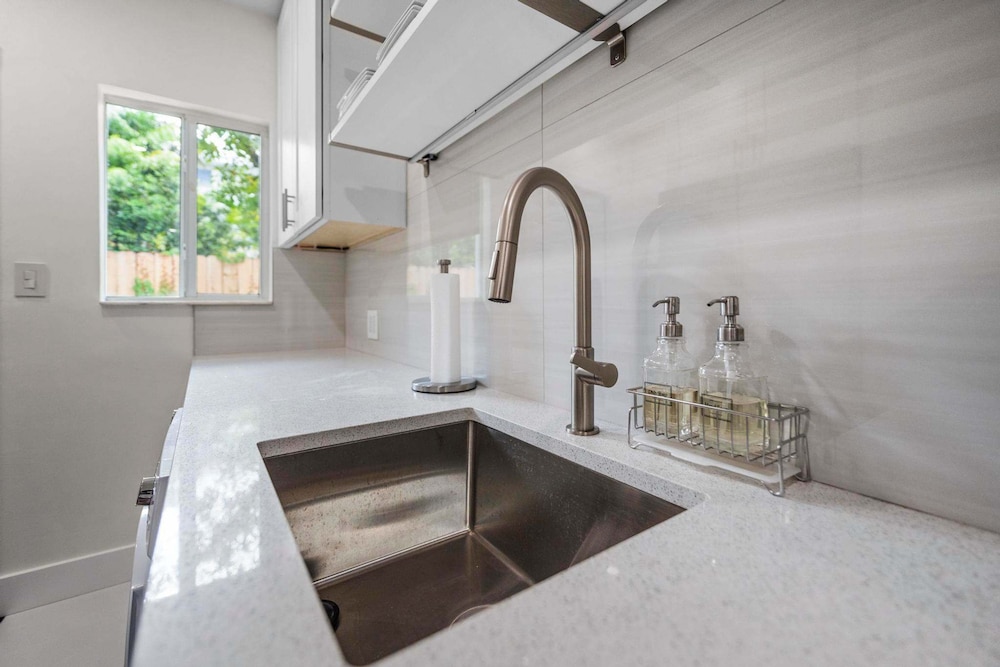 Uhost AI 4-unit Gem Mins to Las Olas Beach