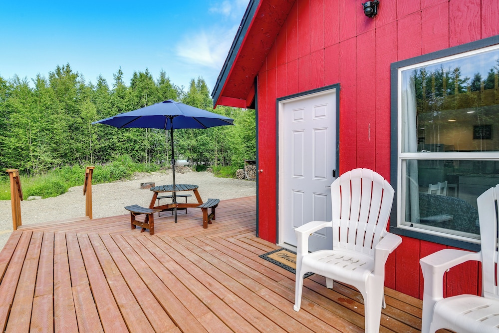 Cozy Houston Getaway w/ Fire Pit & Lake Access!
