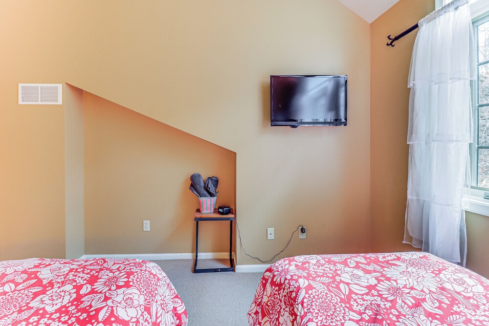Boulder Lake Access: Townhome w/ Deck!