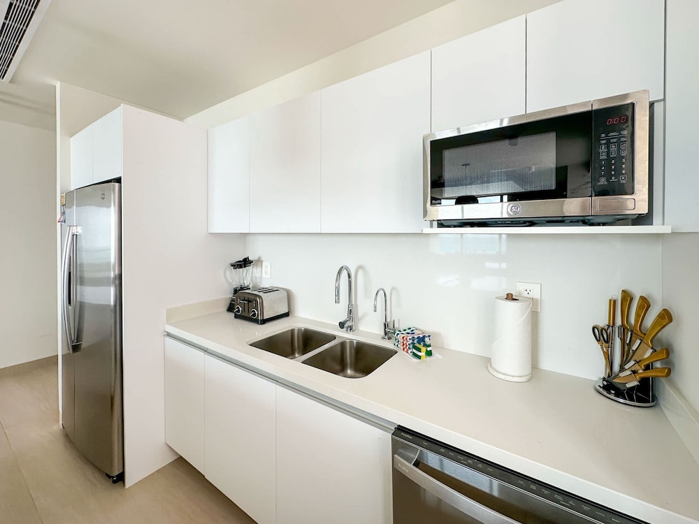 Paradise Found Luxe 2BR Condo in Iconic Location