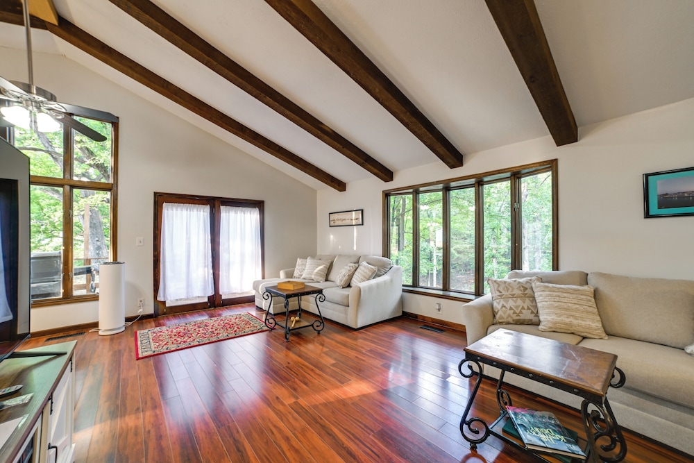 Dog-friendly Kentucky Lake Home w/ Game Room!