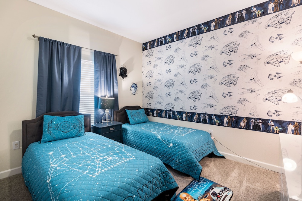 8945 SD - Elegant 5-bed Townhome, Private Pool