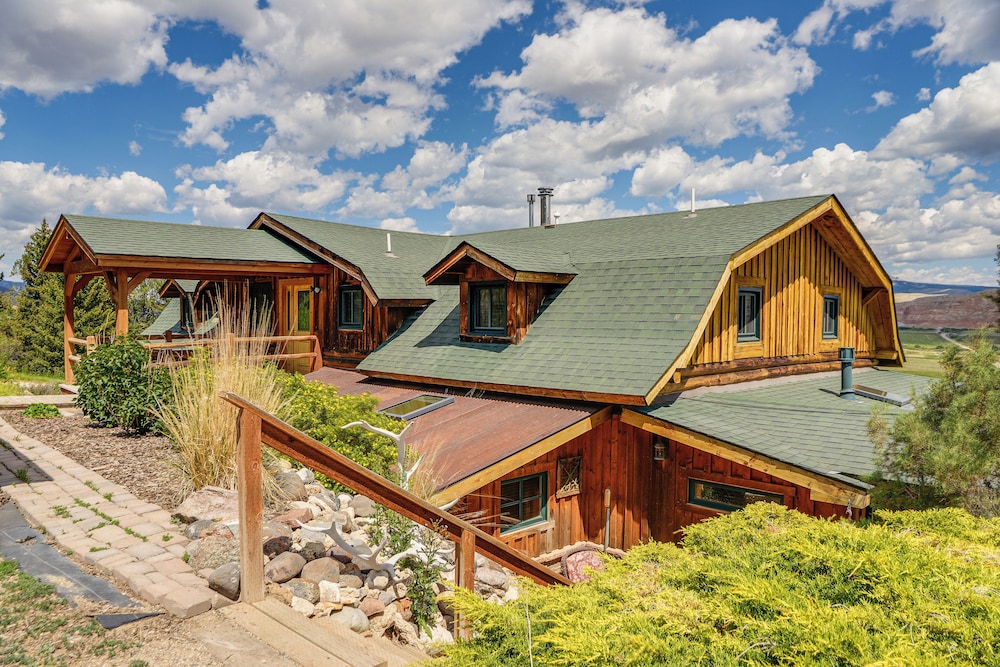 Stunning Mountain Views: Spacious Cabin in Dubois!