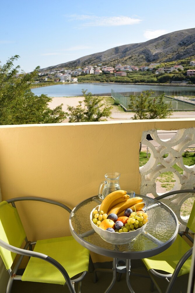 Rooms and apartments Galeb