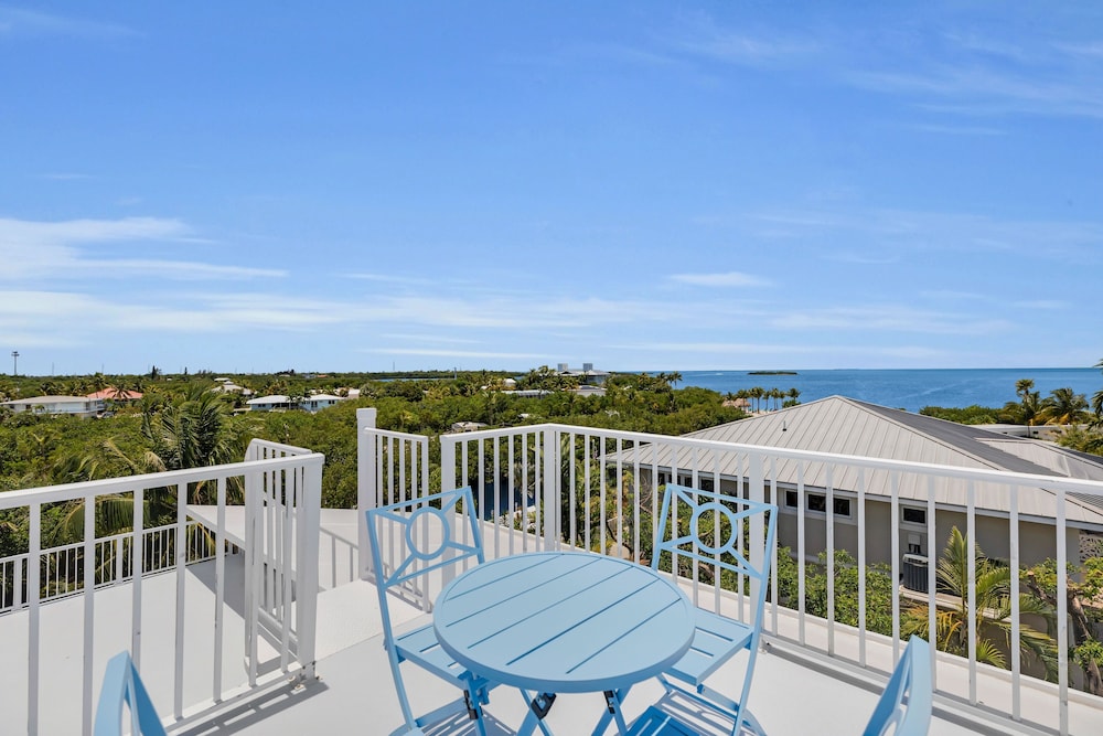 New Listing! Reel Joy Waterfront Luxe With Pool And Private Dock 4 Bedroom Home