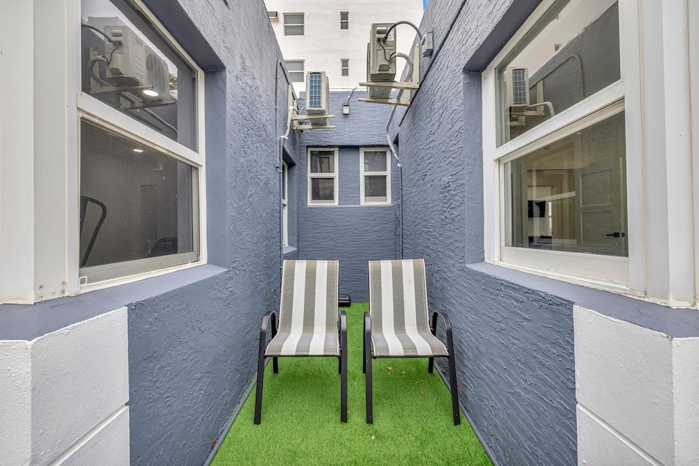 Studio off Las Olas- Steps to the Beach