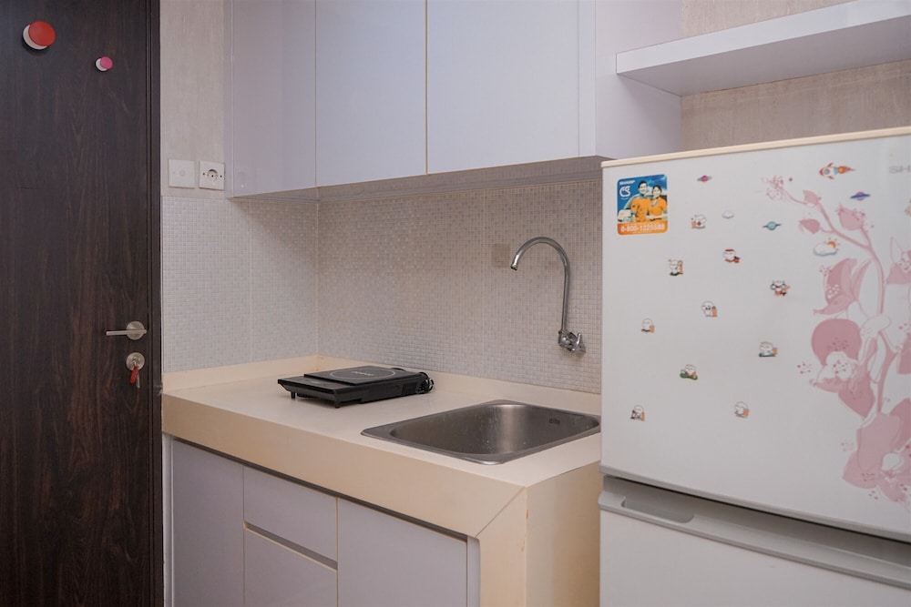 Restful Studio Room At Serpong Greenview Apartment