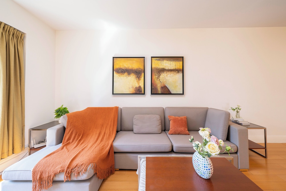 Tyms Cozy 2BR 1BA Apt Near Metro