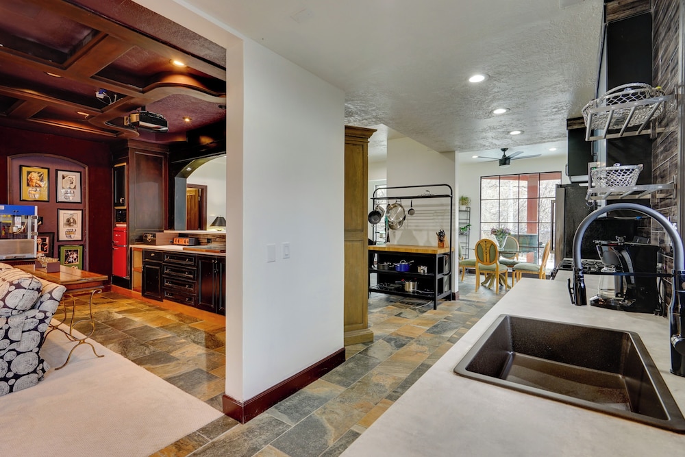 15 Mi to Slc: Riverwalk Suite w/ Mtn Views