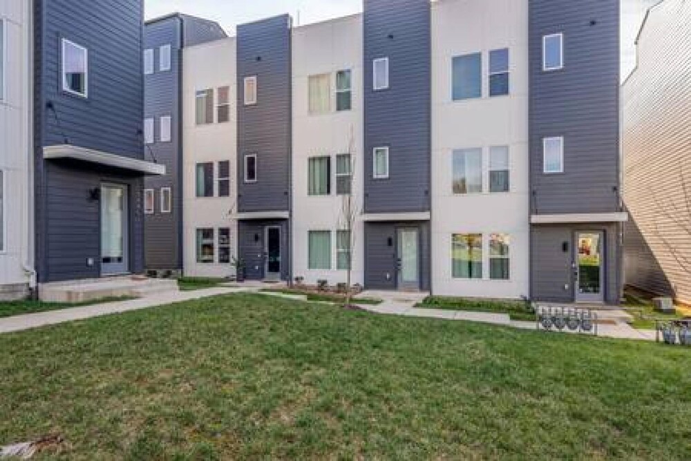 NEW Pink Howdy Oasis 13 Beds Rooftop View Parking view 5