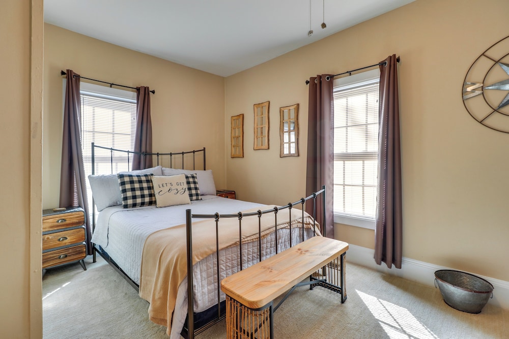 Updated Farmhouse w/ Yard, 10 Mi to Dtwn Atlanta