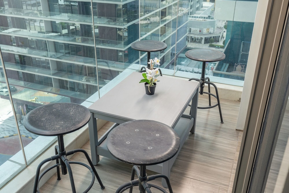 Heaven Crest Vacation Homes - Balcony with City View 1BHK in JLT Dubai Close to Metro & Marina