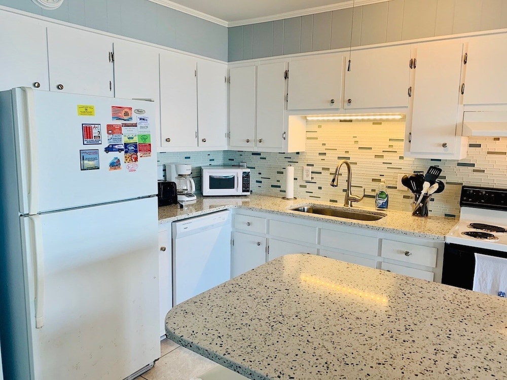 Westside- 3 Bedroom Home by RedAwning
