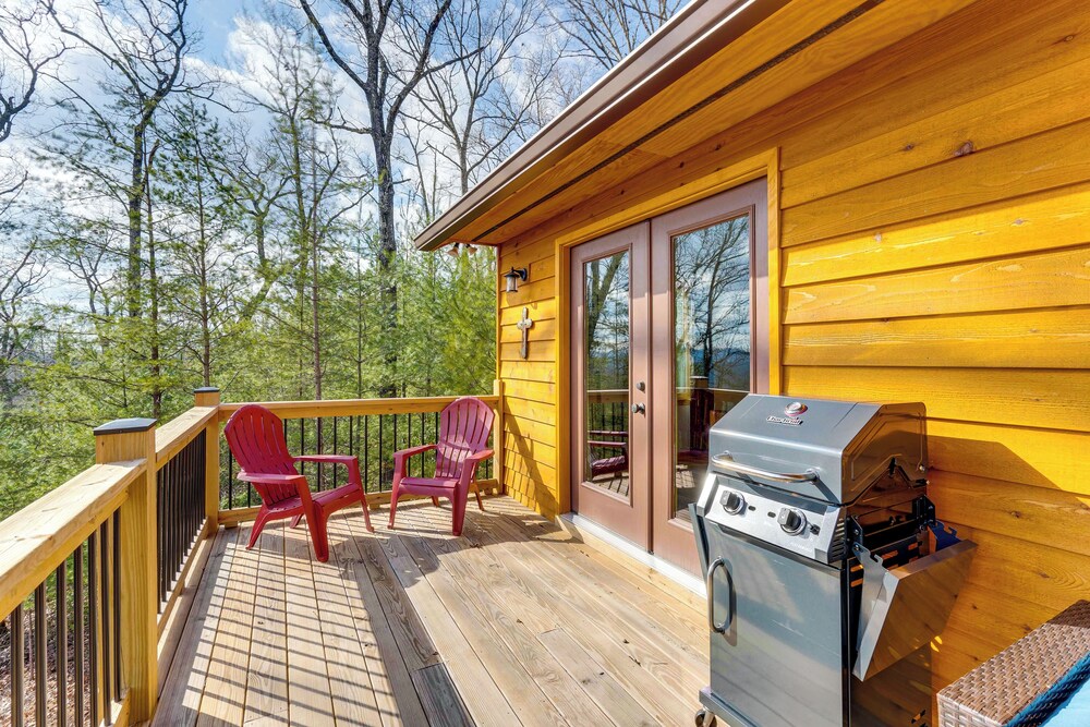Fall Colors, Deck & Fireplace: Murphy Mtn Retreat!