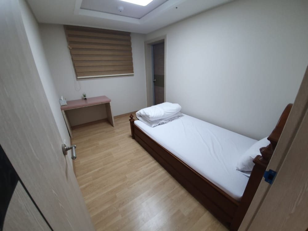 Vallas House 1301 view 5
