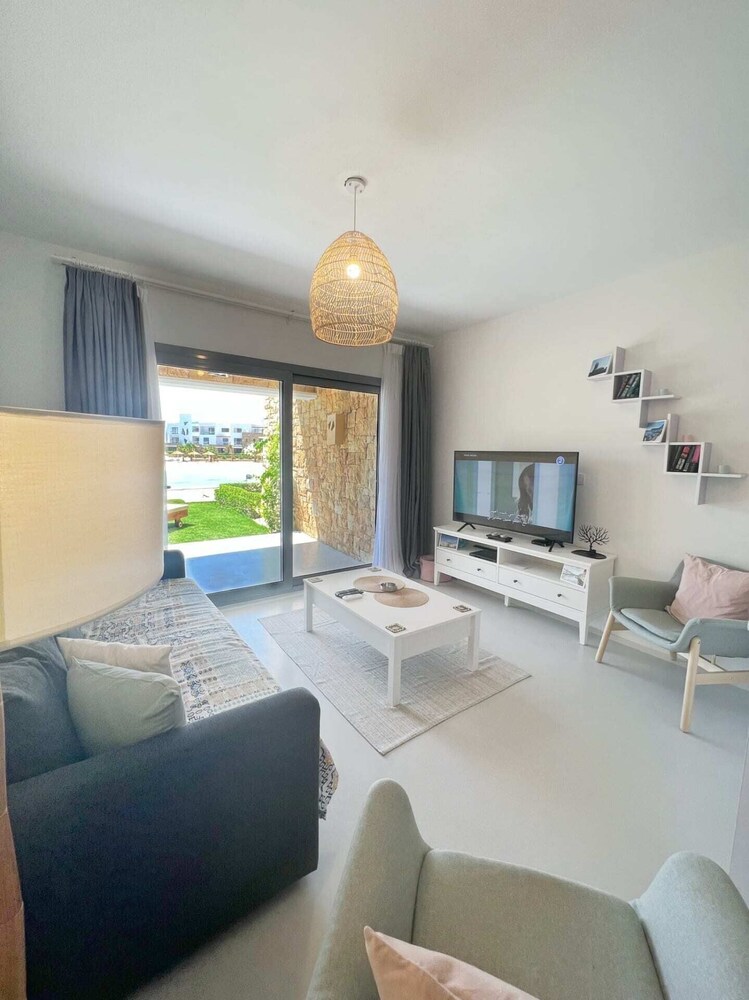 Xuru Stays I Lagoonfront Easy 1bdr @ Swan Lake El Gouna