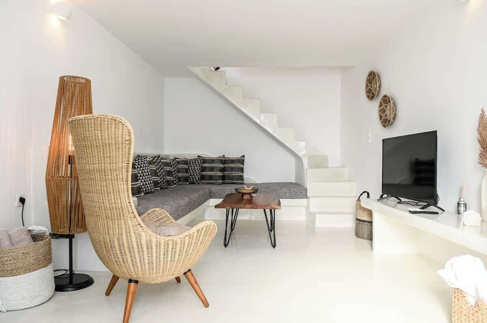 Amphora Thalassa Seaview Gem w Private Jacuzzi