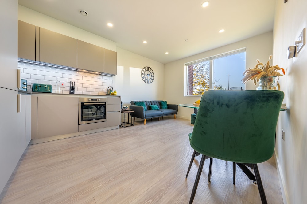 Stevenage Vacations - Luxury 1 Bedroom Serviced Apartment in the Heart of Stevenage - Property Image 1