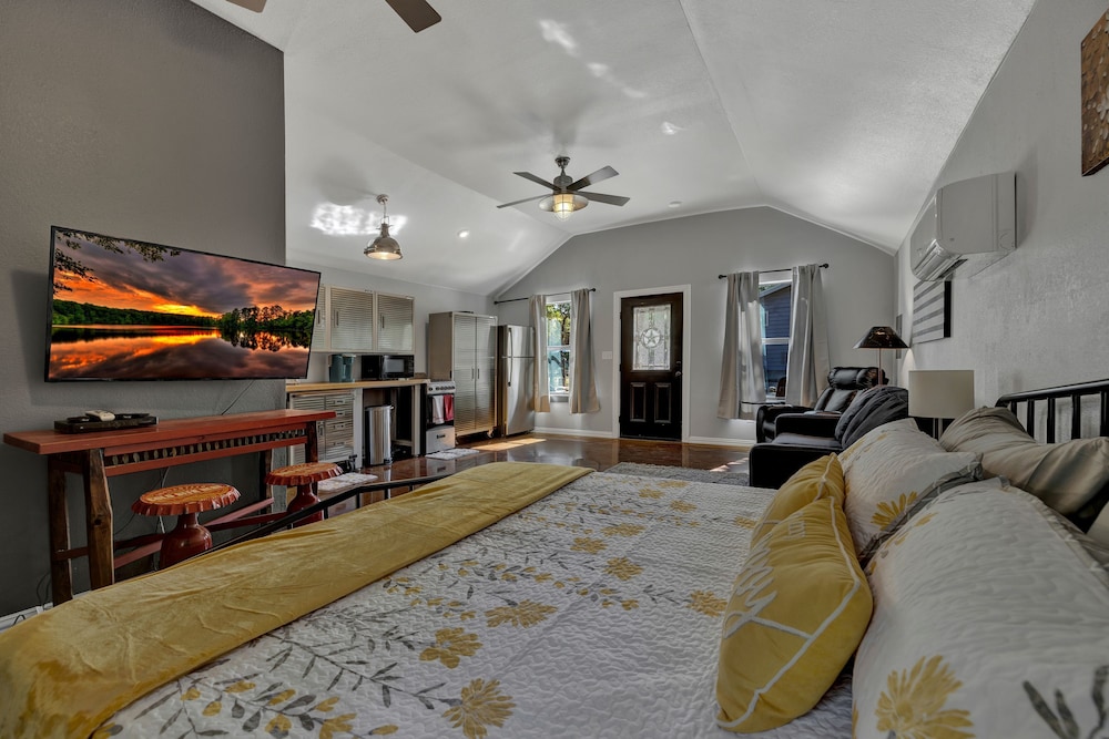 Terracotta Oasis - Wimberley for 30 Guests