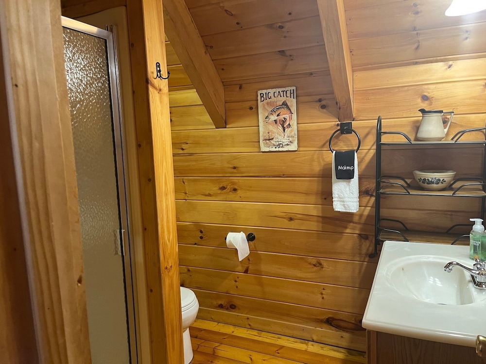 Chillin N Grillin 2 Bedroom Cabin