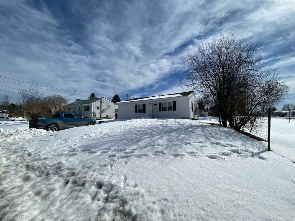 Rutland Vacations - Rutland's Hidden Gem: 2 Br/1ba Renovated Home Close To Everything 2 Bedroom Home - Property Image 4