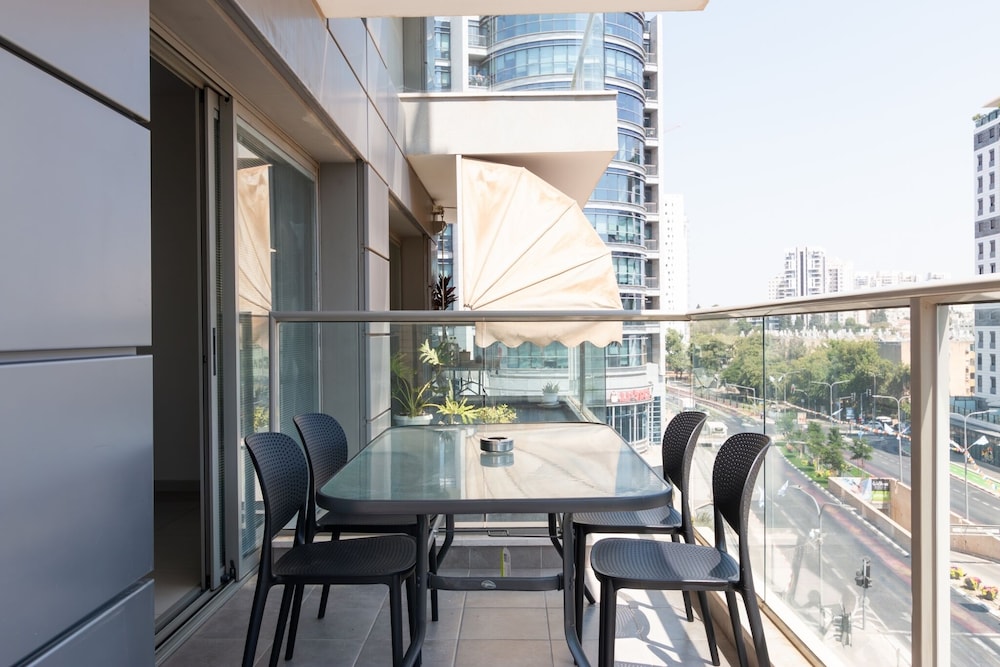 Luxury Tower parking Shopping Mall 2BR view 2