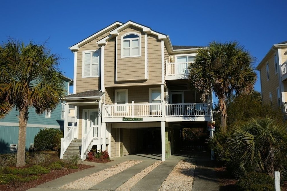 Mayor's Nest 4 Bedroom Home by Redawning