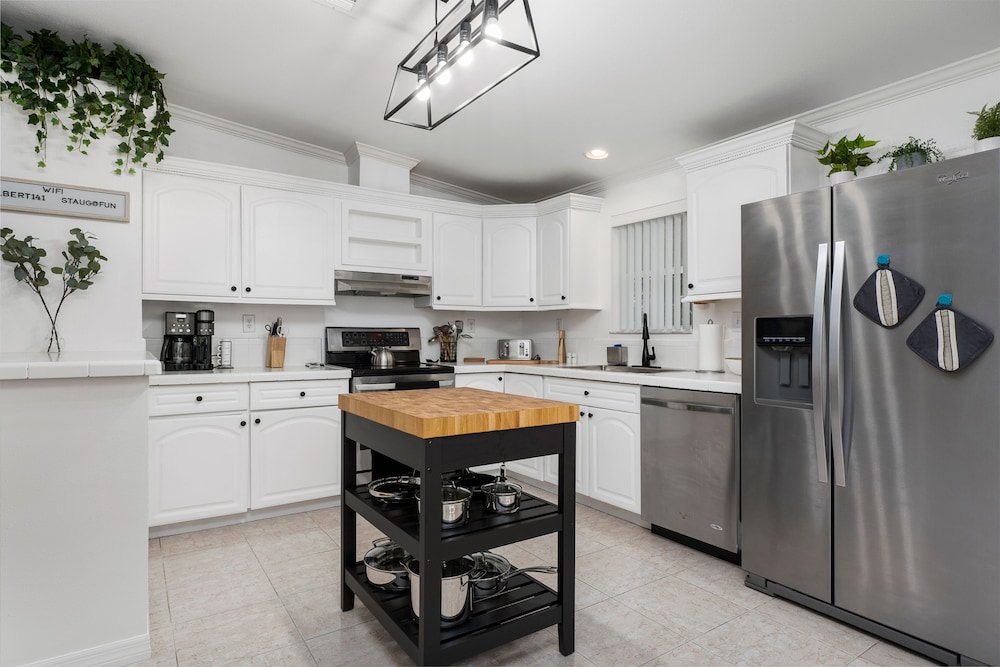 Bright 4BR Home Near Beach Historic Downtown