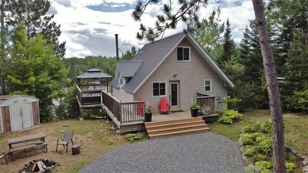 490 Lake St Peter $2100/sum Wk 3 Bedroom Cottage