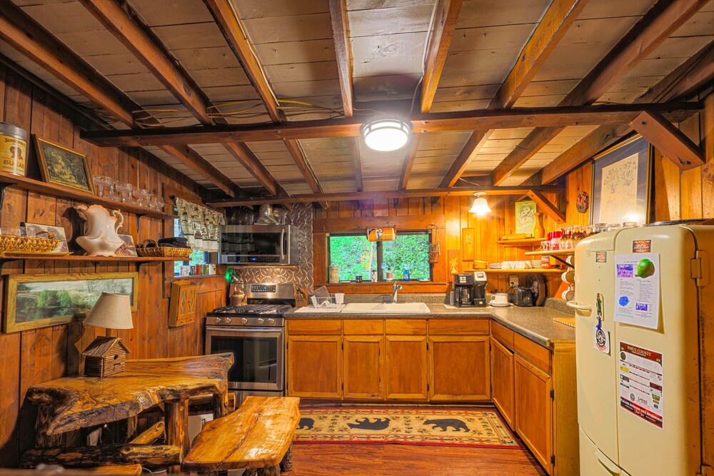 Bear Creek Lodge and Cabins in Helen Ga - Pet Friendly, River on Property, Walking Distance to downtown Helen