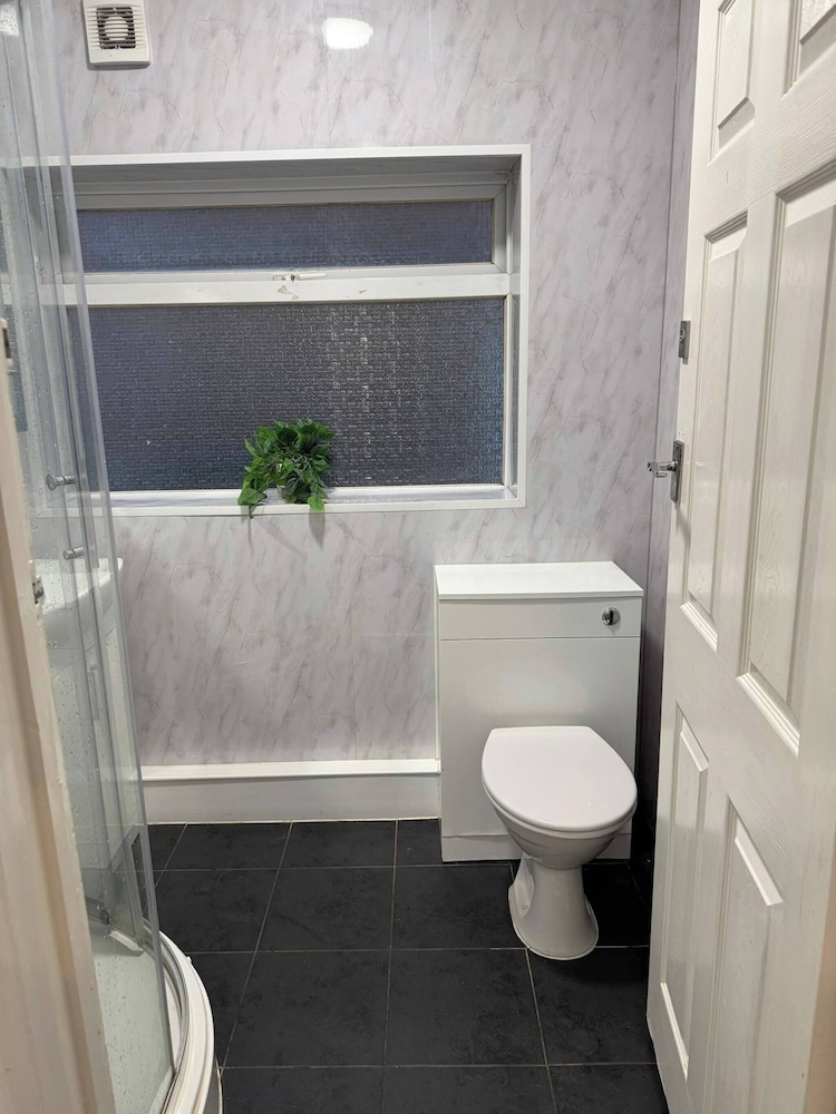 Spacious 4-bedroom Home in Ashford, Kent - Perfect for Families and Groups