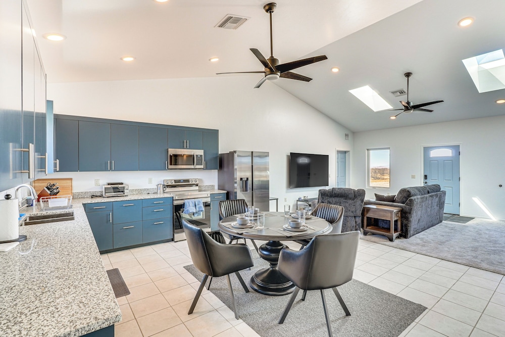 Stargazer's Delight: Mtn-view Pearce Home w/ Deck!