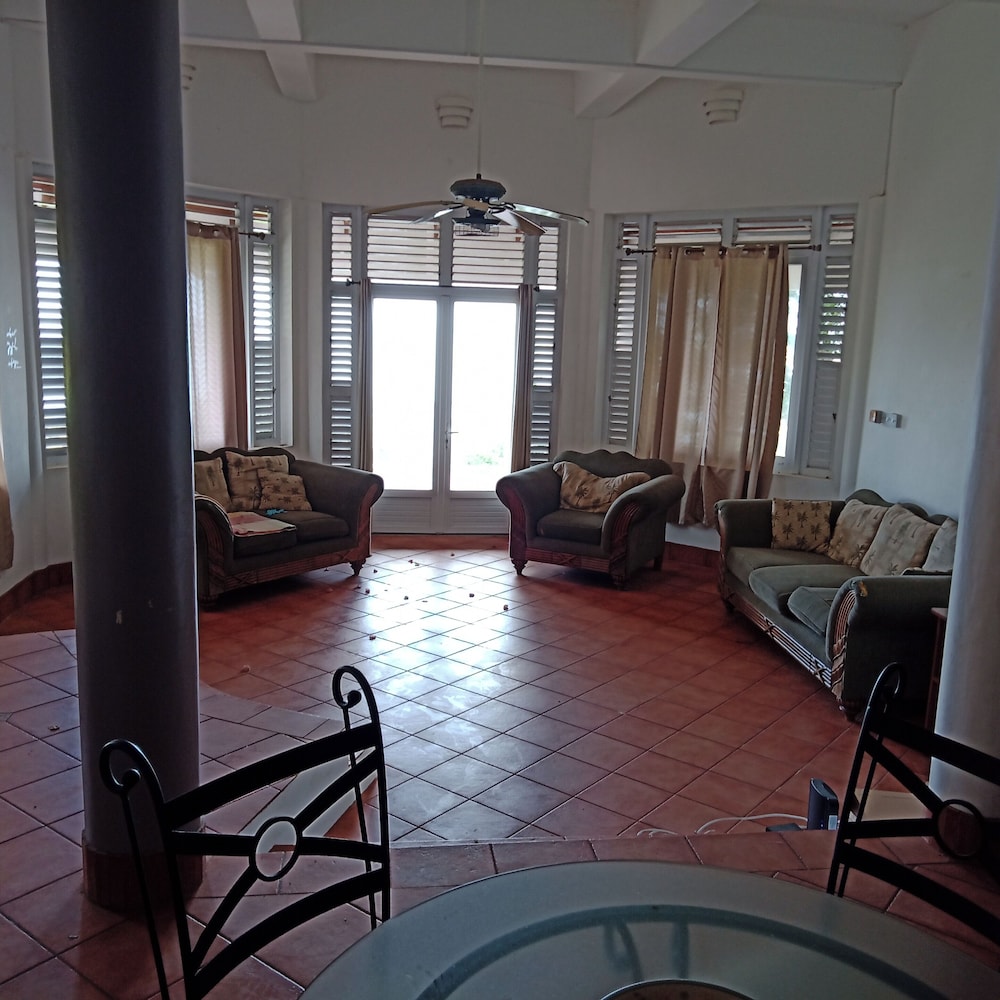 Serene room nr Intl Airpt & Sandy Beach view 2