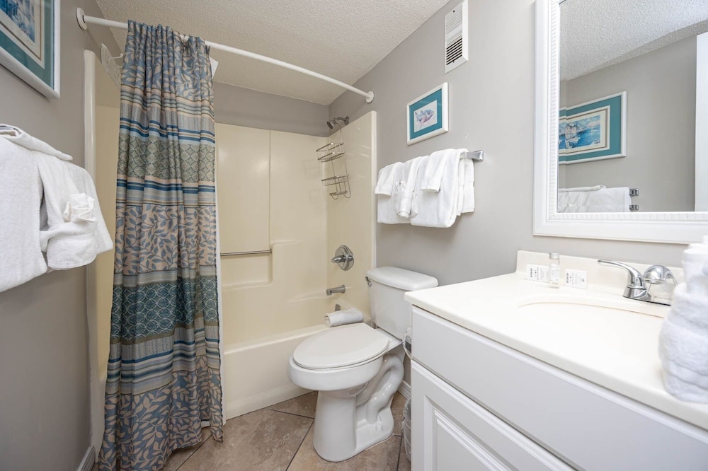 Island Winds East 301 3 Bedroom Condo