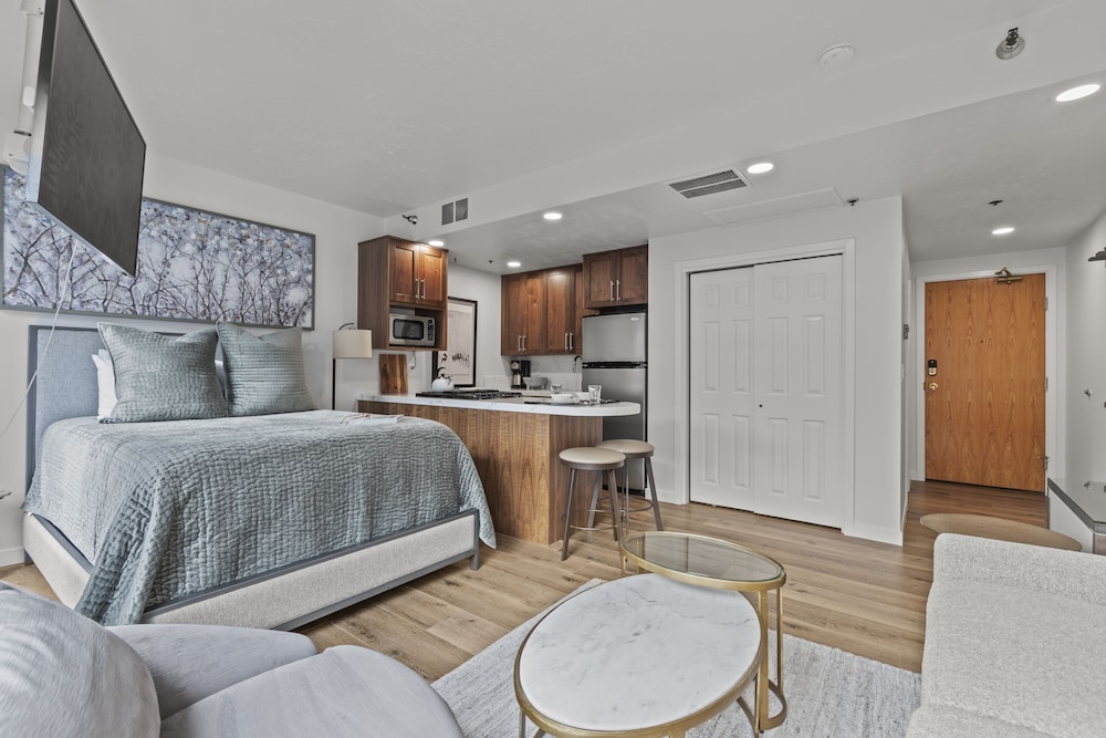 Galleria 307-studio 1 Bedroom Home by RedAwning view 4