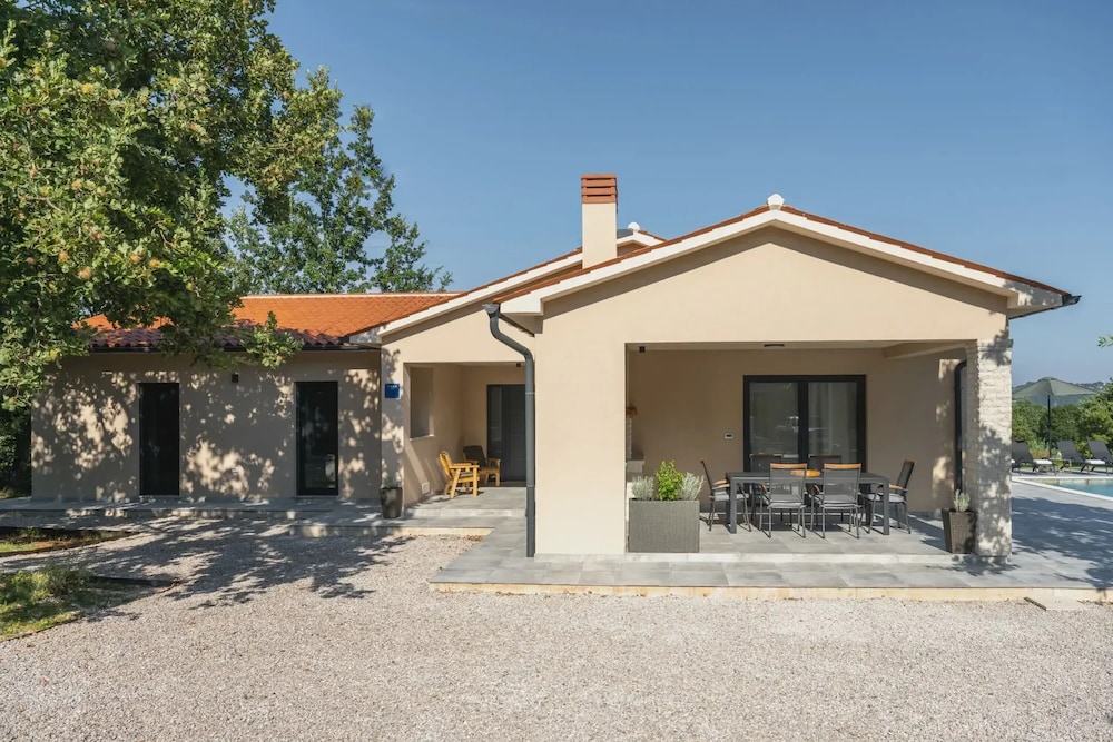 Photinia in Labin With 3 Bedrooms and 1 Bathrooms