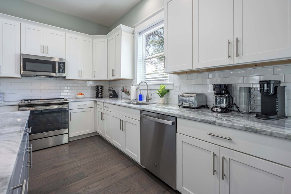 Beach to Bay 3BR Retreat - Cowboy Pool & Golf Cart