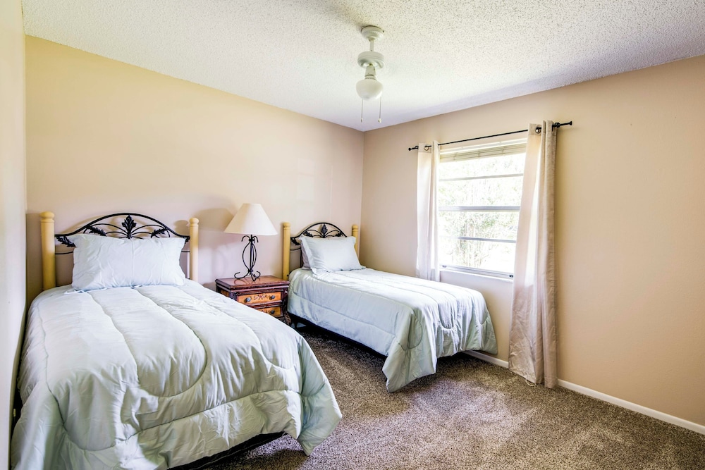 Explore Weeki Wachee Springs: Pet-friendly Home