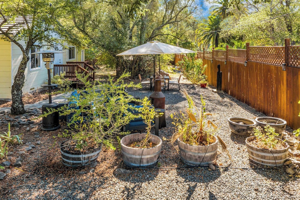 Grapevine Cottage by Avantstay Hobby Vineyard + Firepit