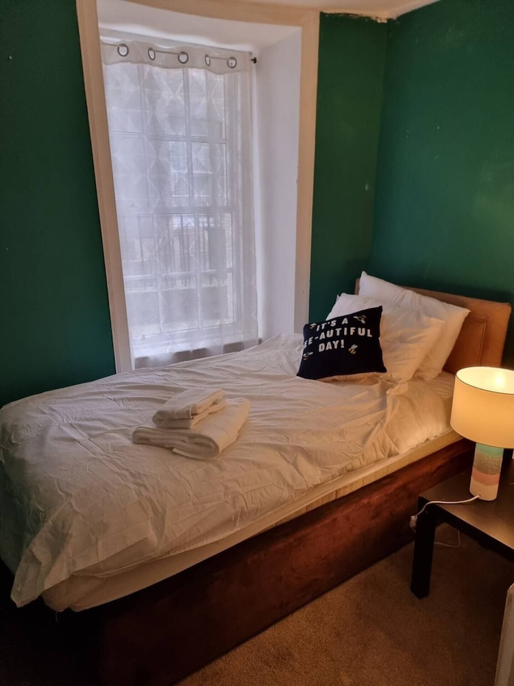Homely 3 Bedroom in the Heart of Central Edinburgh view 3