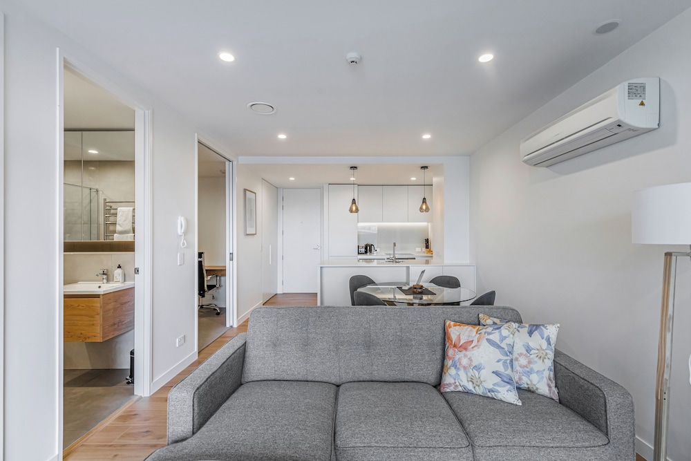 Stylish Apt+Balcony+Full Amenities Zodiak Stays