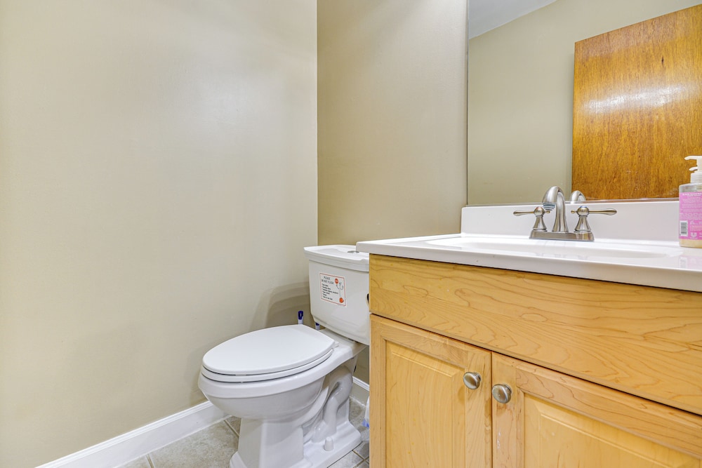 2 Mi to High Point University: Townhome w/ Patio