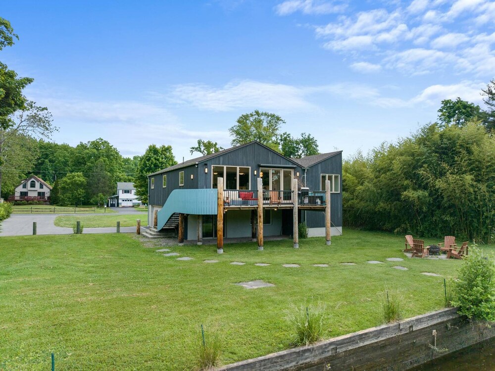 Mod Artist Home With River Views
