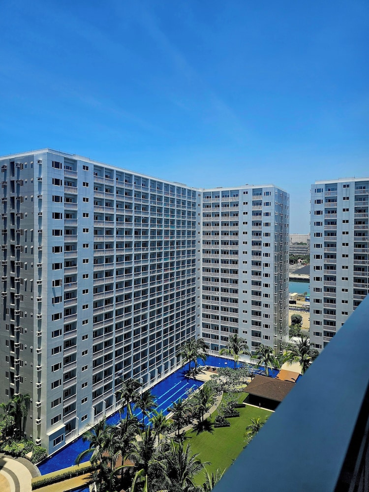 Hannah Crib at Shore Residences