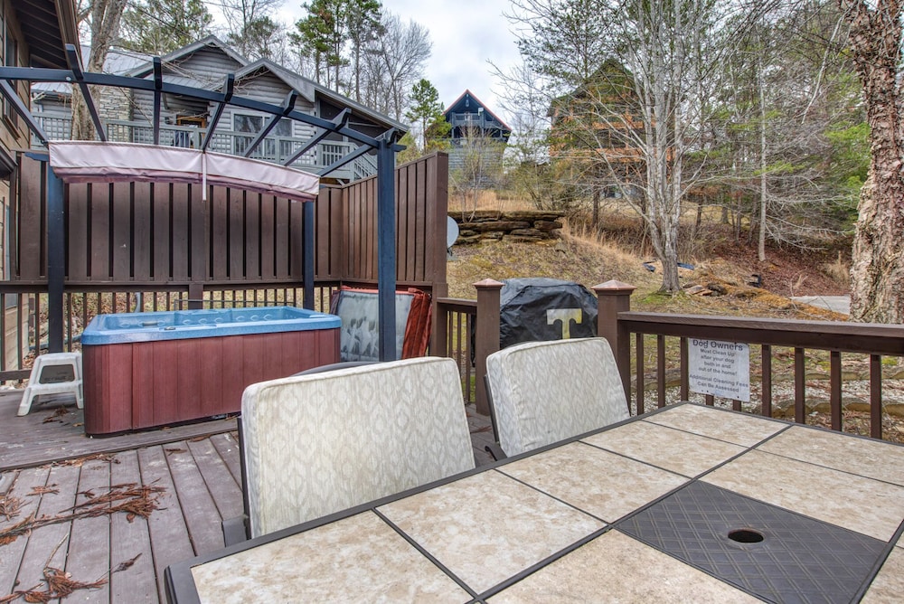 Mariettas Dream 2br in Mountains w/ Hot Tub! - Property Image 11