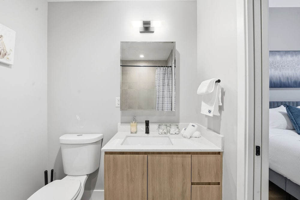 Comfy Condo - Gym Free Parking Modern Amenities